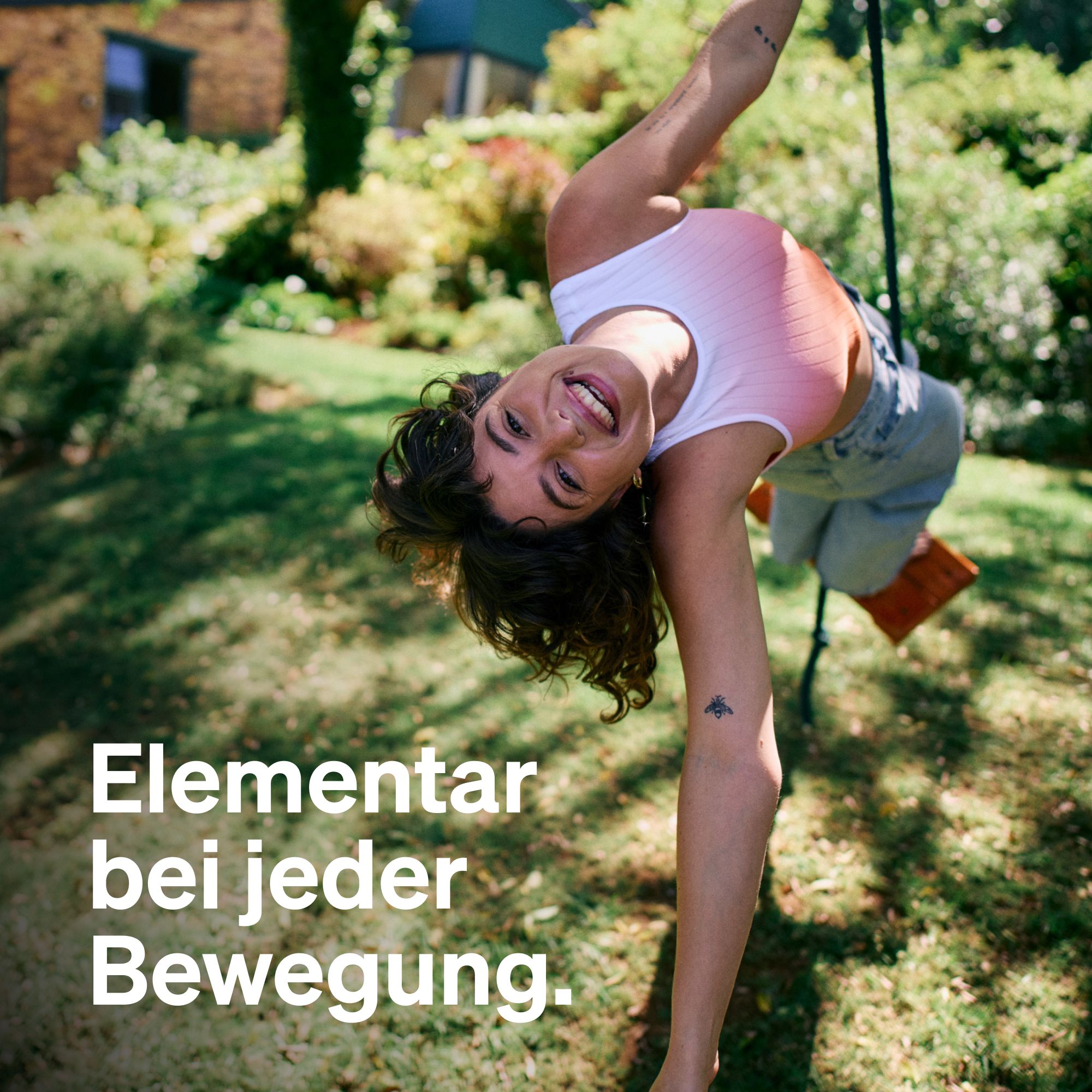 Eine Frau hängt an einem Seil. Text: Elementar bei jeder Bewegung.