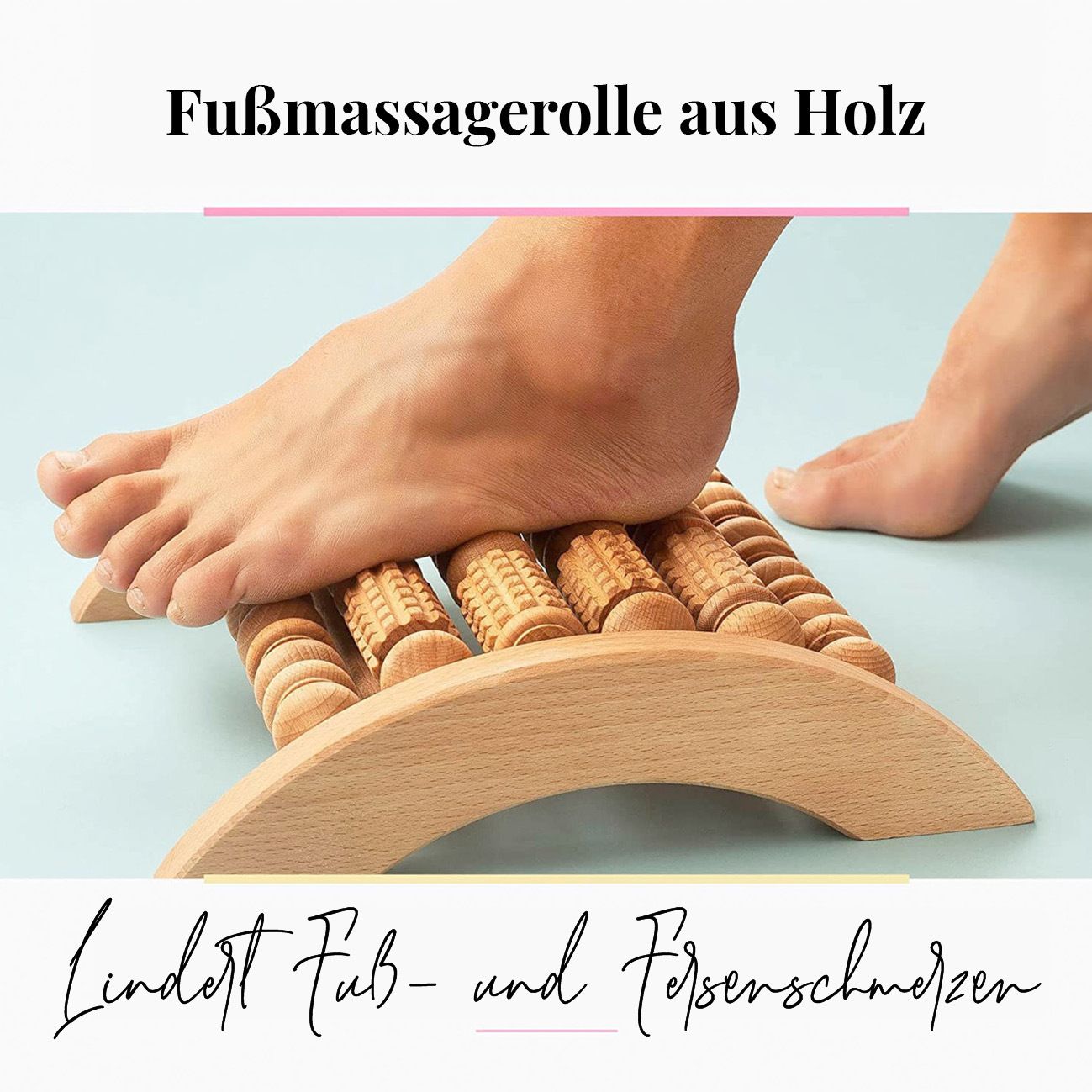 Fuß auf Holz-Fußroller. Text: Fußmassagerolle aus Holz. Lindert Fuß- und Fersenschmerzen. Hintergrund: hellblau. Der Fußroller hat mehrere zylindrische Rollen.