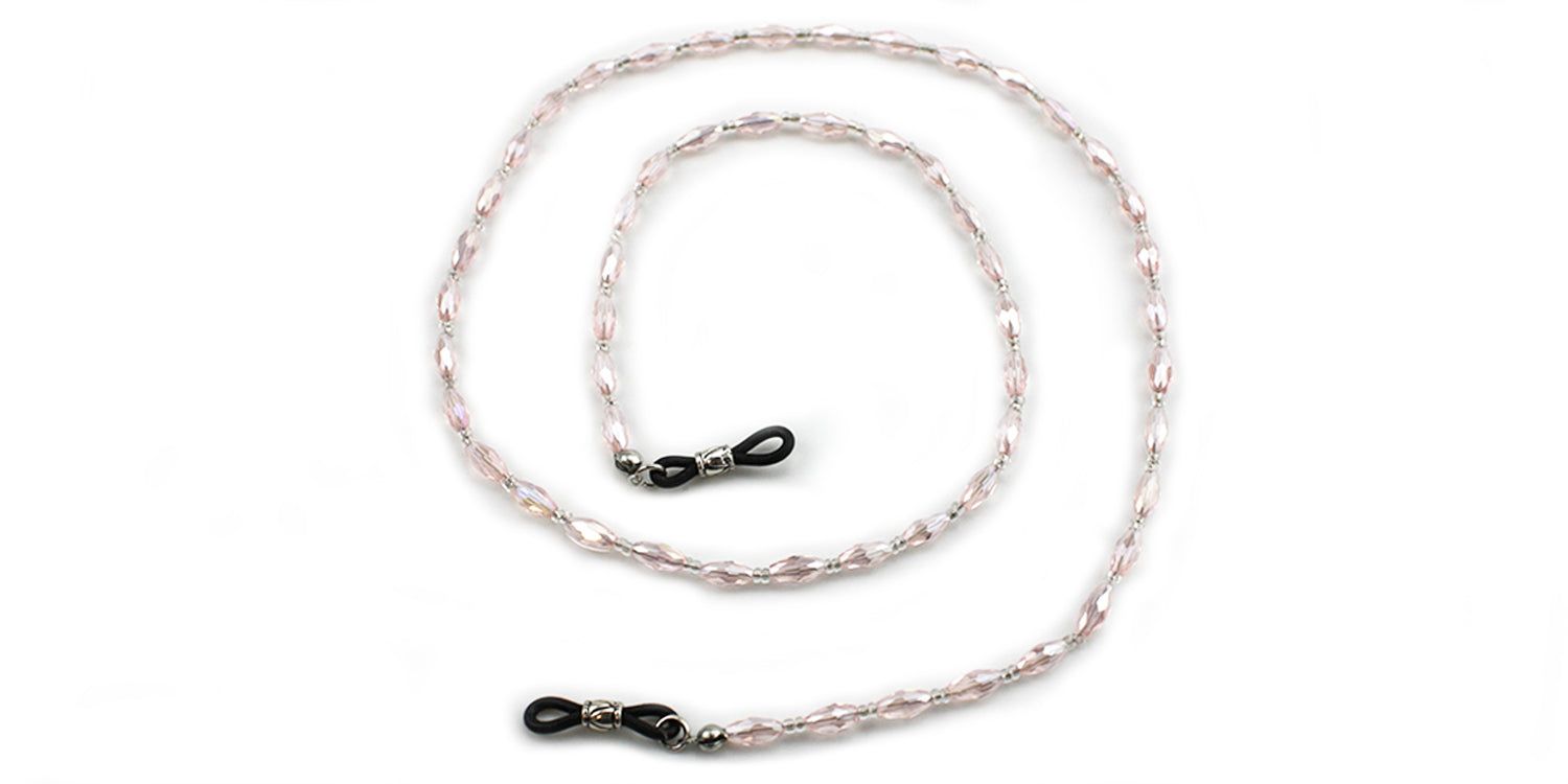 Brillenkette mit rosa Perlen. Schwarze Brillenhalterungen an beiden Enden. Auf weißem Hintergrund.