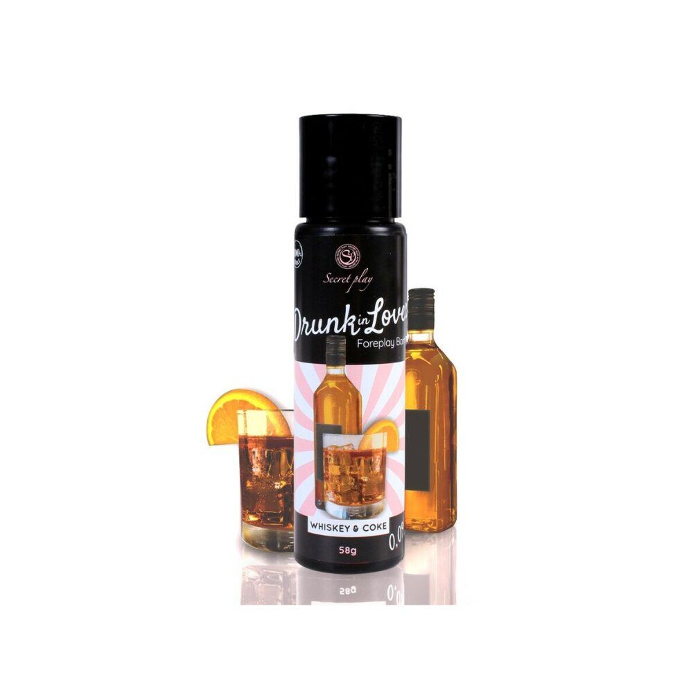 Schwarze Flasche mit "Drunk in Love"-Aufdruck. Abbildung von Whiskey-Cola-Getränk. Flasche und Glas mit Orangenscheibe.