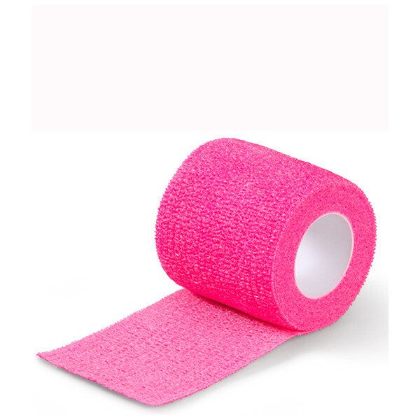 Gerollte, rosa elastische Fixierbandage. Weißer Kern, ausgebreitetes Ende.