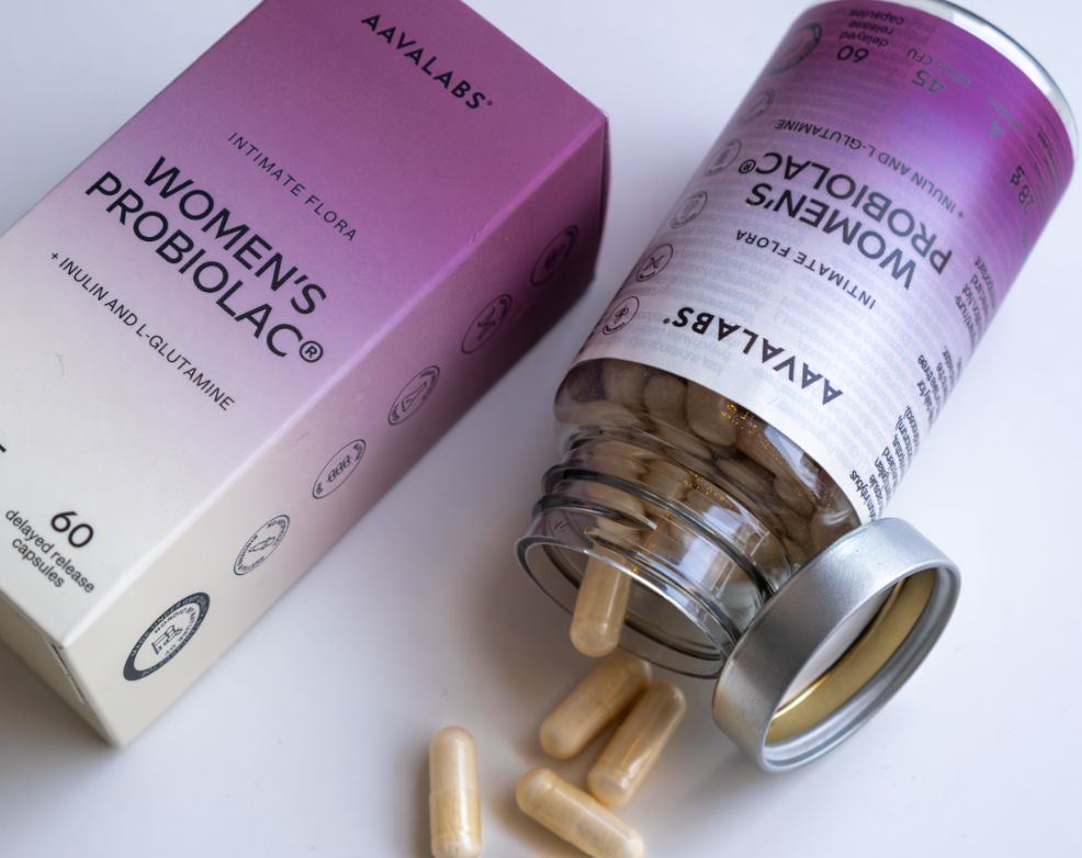 Aavalabs Women's Probiolac Flasche geöffnet, Kapseln verstreut, neben der Verpackung.