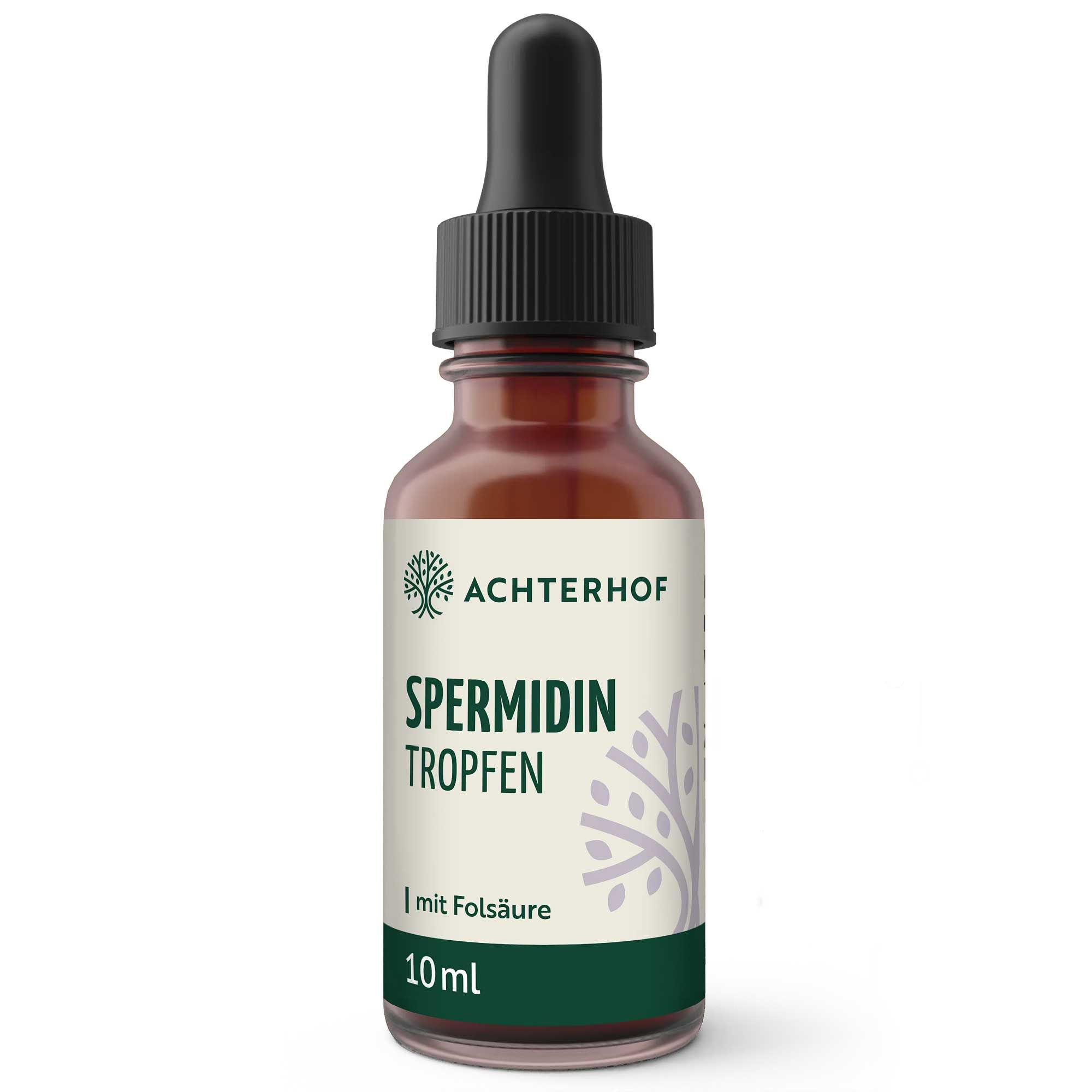 Braune Glasflasche mit schwarzem Tropfer. Aufschrift: Spermidin Tropfen, mit Folsäure, 10 ml. Logo: Baum mit Schriftzug Achterhof.