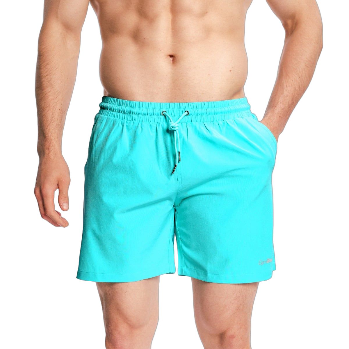 Türkisfarbene Badeshorts für Herren mit Kordelzug und Taschen. Mann trägt die Shorts, Hände in den Taschen.