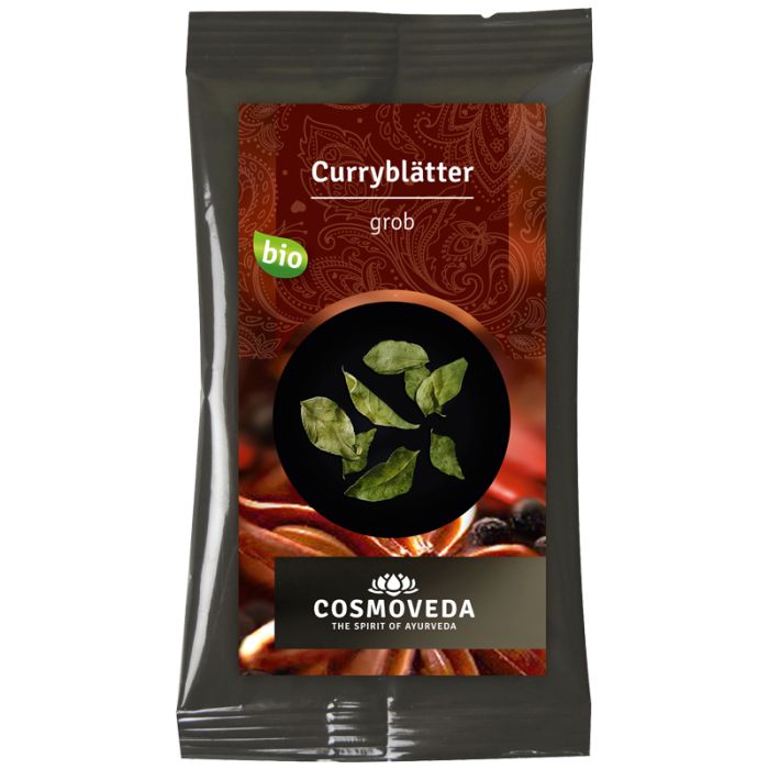 Verpackung mit Curryblättern. Aufschrift: Curryblätter, grob, bio. Marke: Cosmoveda.