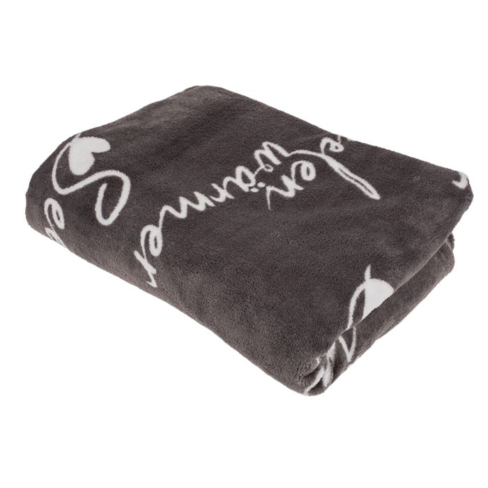 Gefaltete, graue Kuscheldecke mit weißem Schriftzug: Seelenwärmer. Material: Fleece.