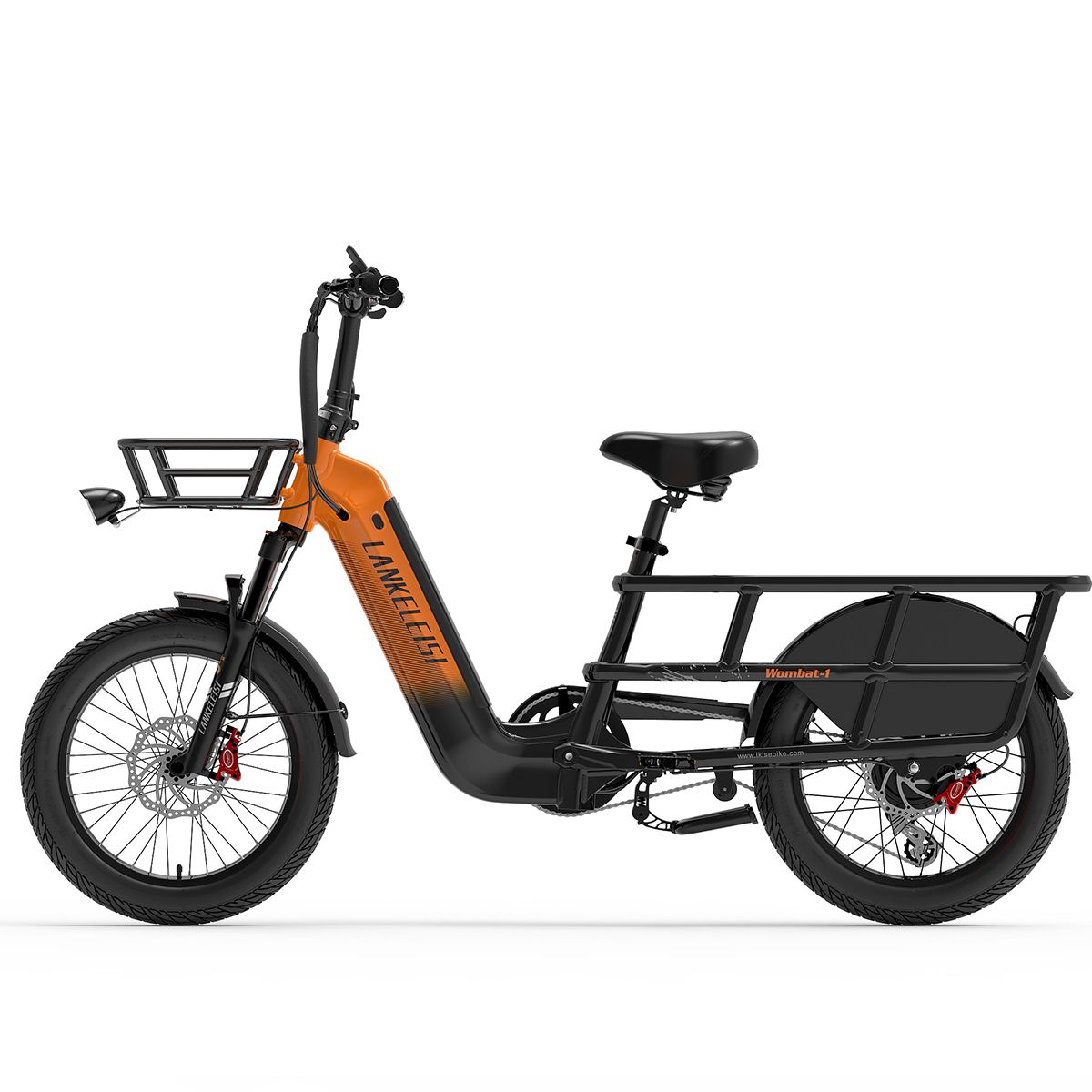 Orange-schwarzes Lasten-E-Bike. Korb vorne, Gepäckträger hinten. Marke Lankeleisi. Scheibenbremsen. Schwarze Reifen.