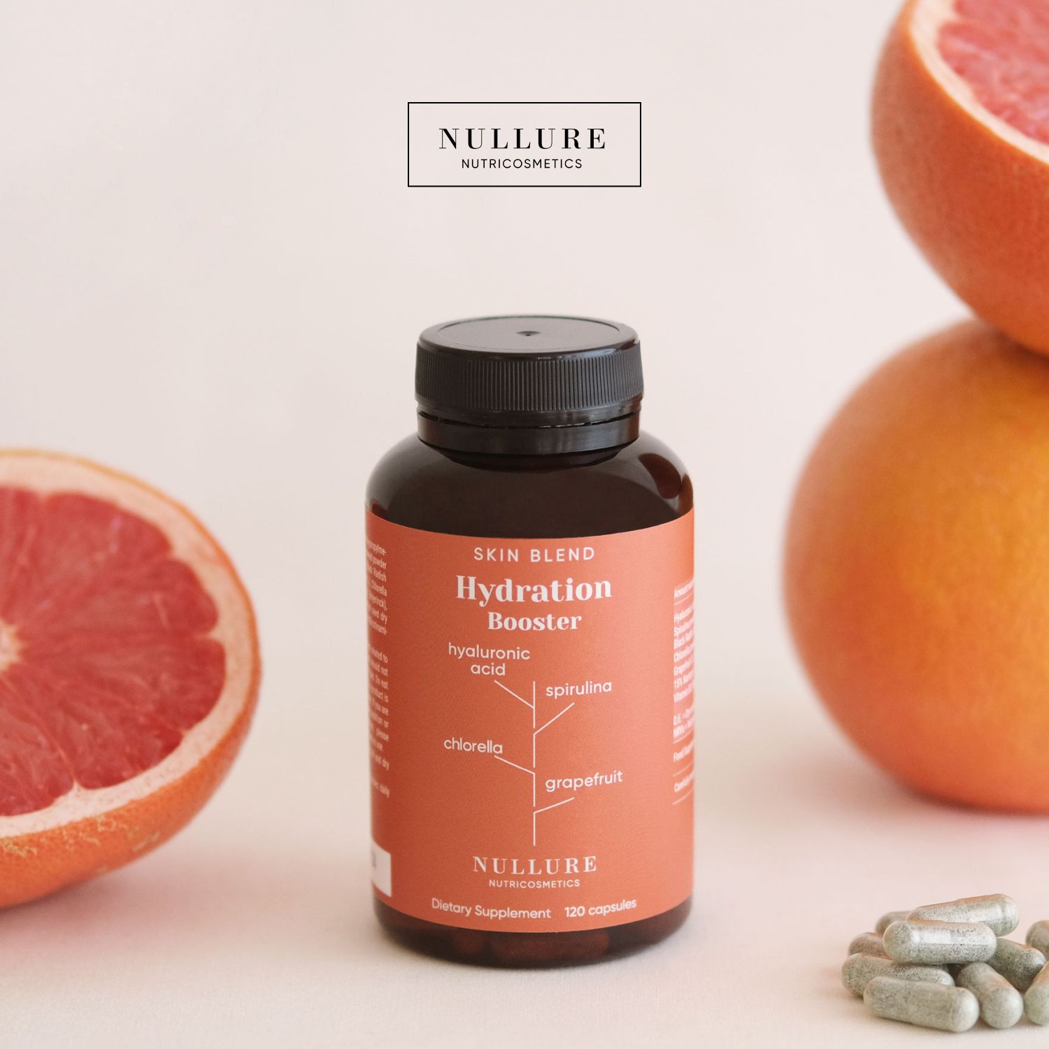 Braune Flasche mit Kapseln, Grapefruit-Hälften. Aufschrift: Skin Blend Hydration Booster. Inhaltsstoffe. Marke: Nullure. 120 Kapseln.