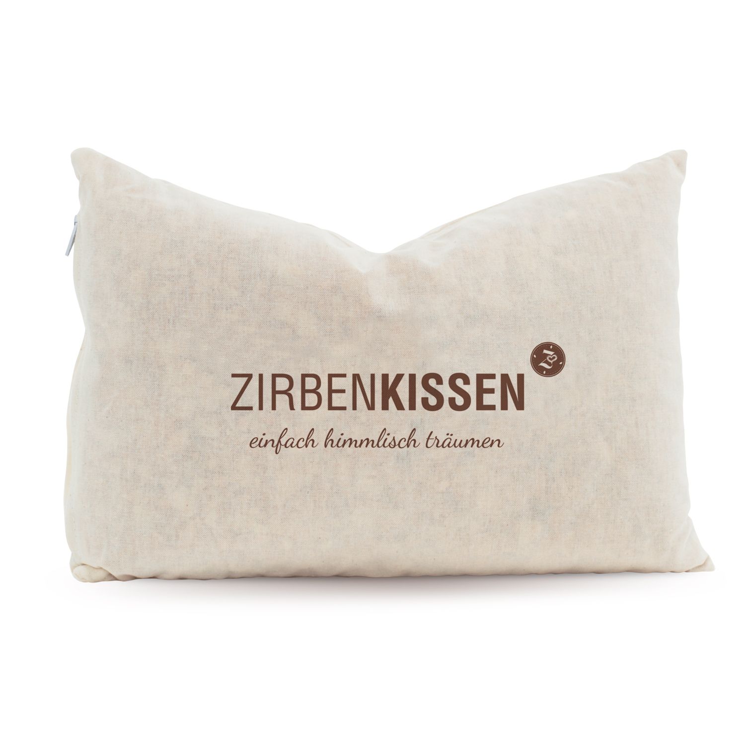 Ein Zirbenkissen, gefüllt mit Zirbenflocken, auf einem Bett liegend. Entspannter Schlaf.