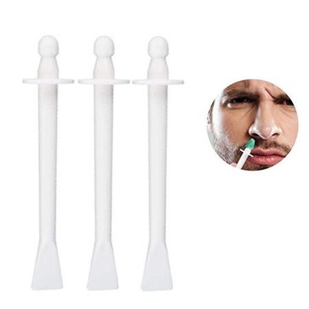 Drei weiße Nasenwachssticks und ein Mann, der einen Stick in der Nase anwendet.