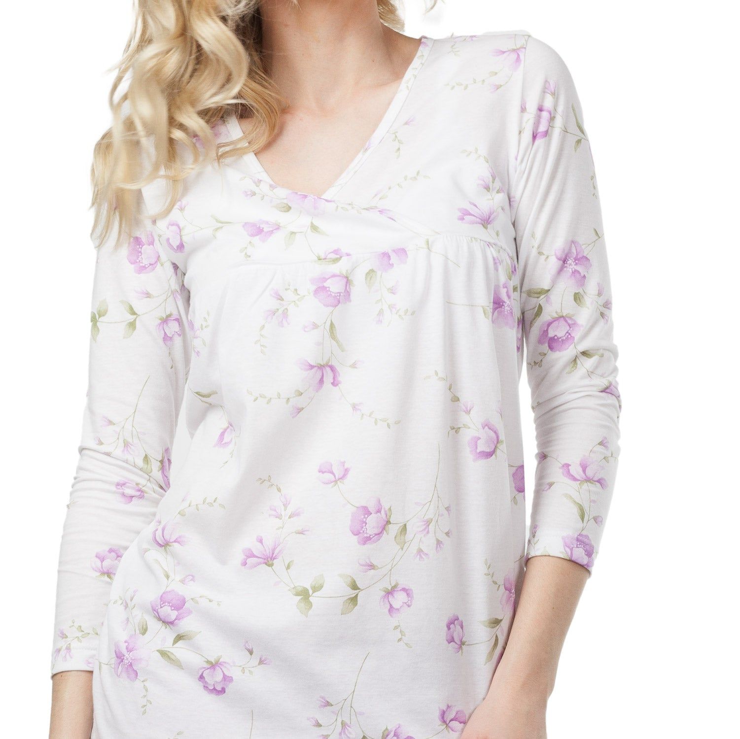Weißes Oberteil mit floralem Muster. Langärmlig, V-Ausschnitt.  Blumenmuster in Lila.