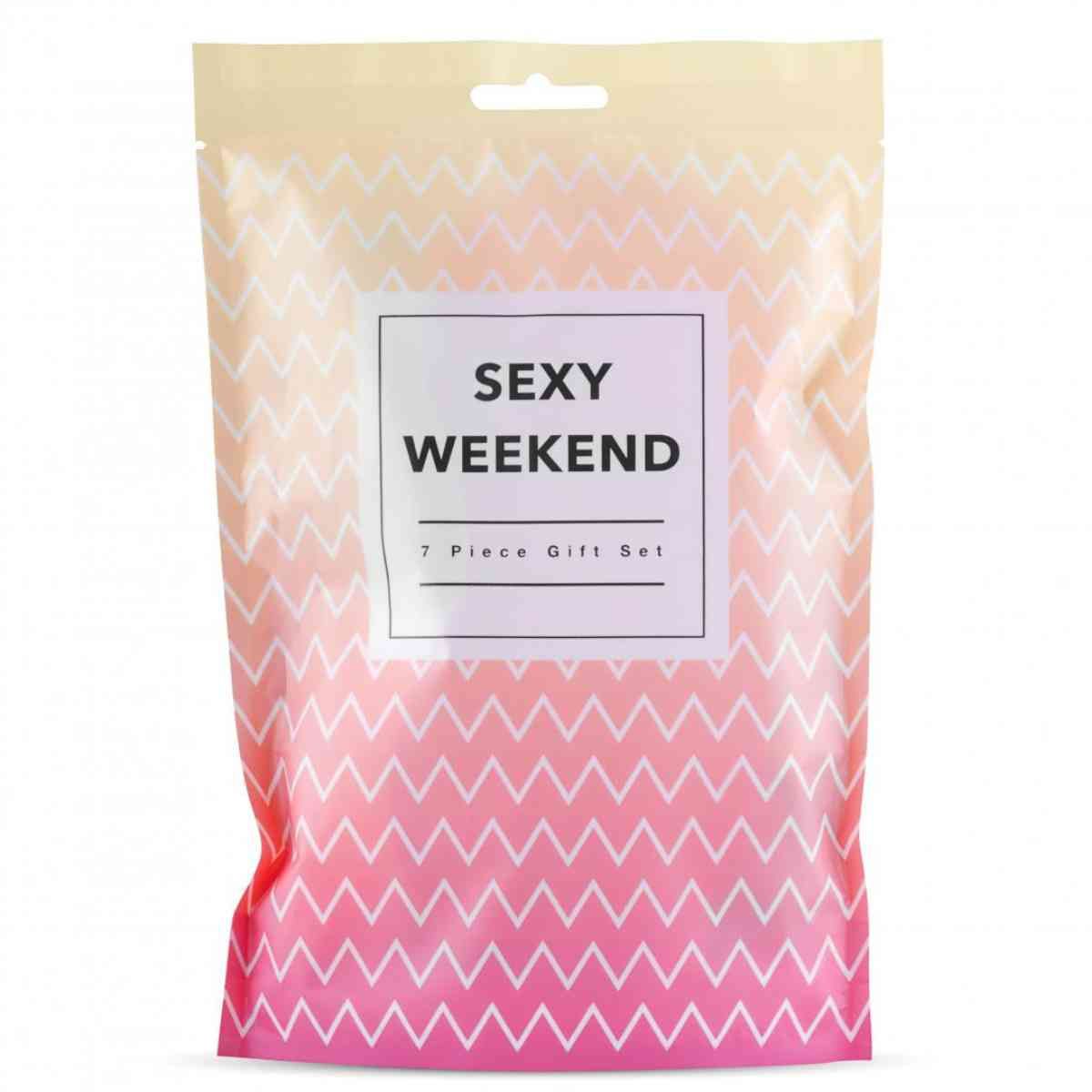 Geschenkset-Verpackung mit Aufdruck "SEXY WEEKEND". Rosa-weißes Zickzackmuster, weißes Rechteck mit Text. Hängevorrichtung.