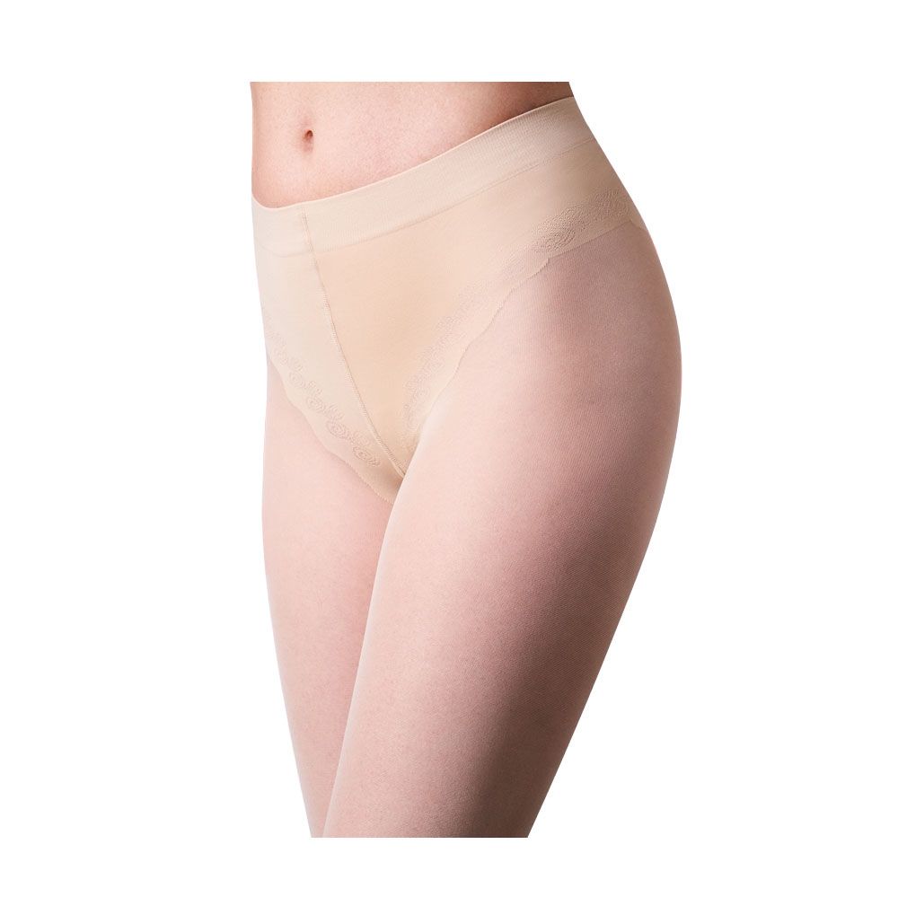 Hautfarbene Strumpfhose. Nahaufnahme von Hüfte und Oberschenkel. Spitze am Bund.