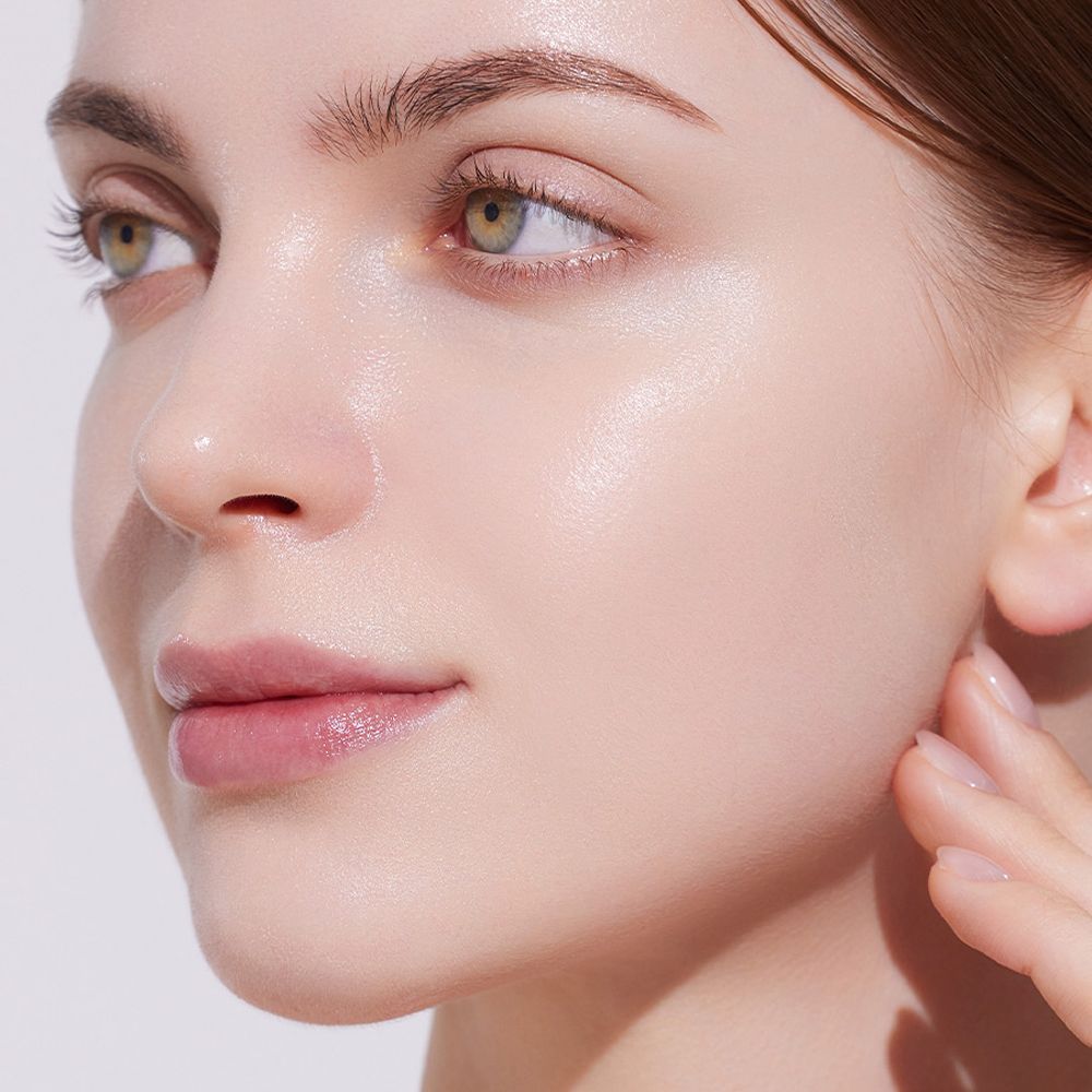 Nahaufnahme eines Gesichts mit ISNTREE Hyper Acid4 30 Serum.