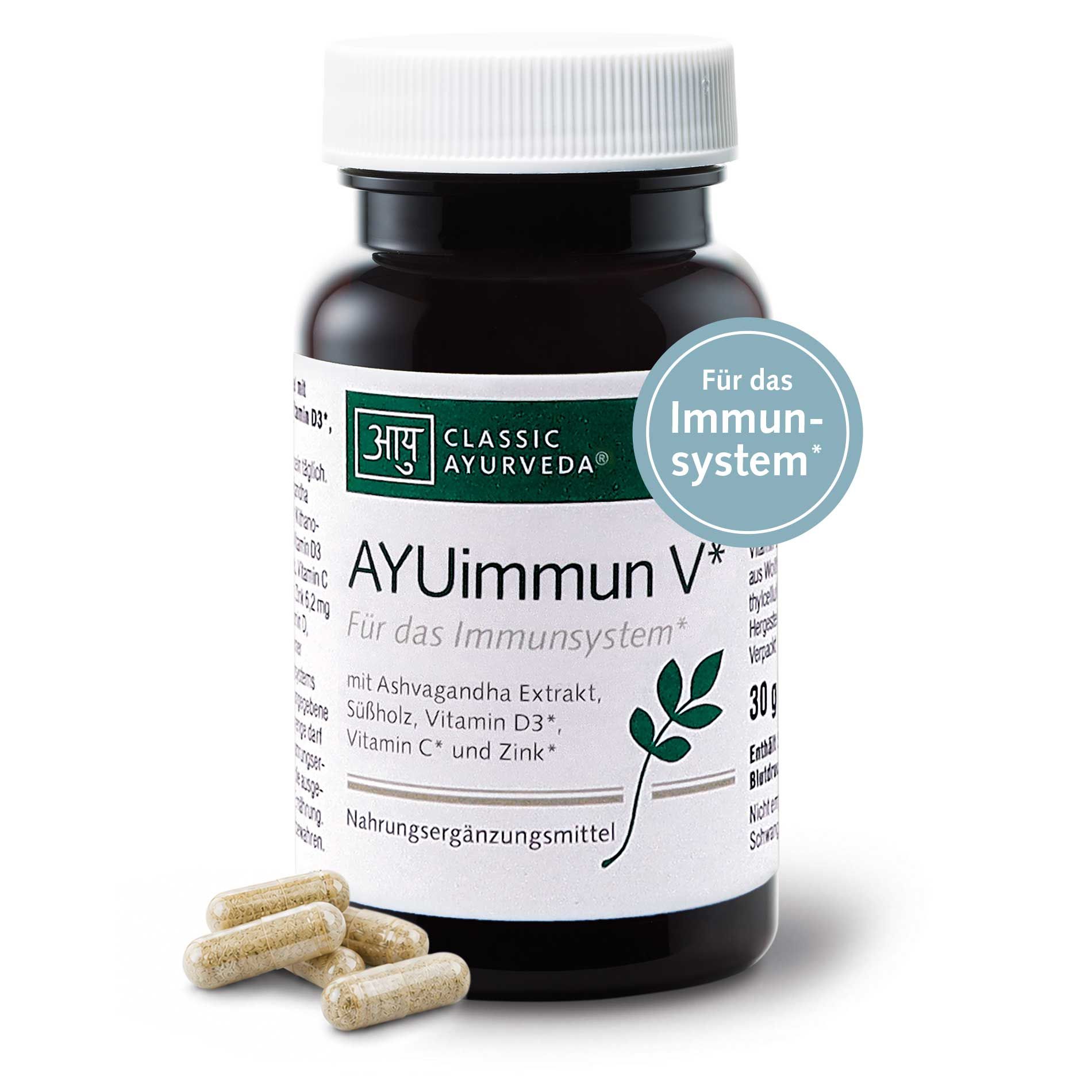 Flasche Classic Ayurveda AYUimmun V* Nahrungsergänzungsmittel mit Ashwagandha Extrakt, Vitamin D3, C und Zink. Kapseln liegen daneben.