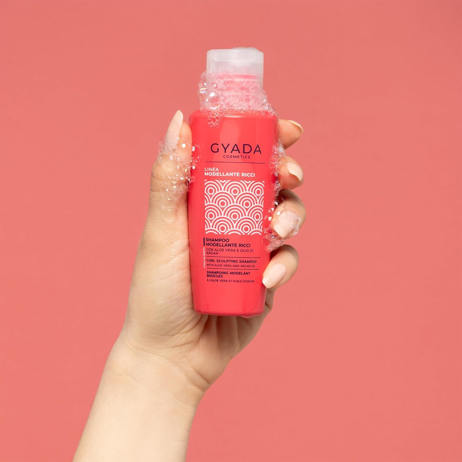 Gyada Cosmetics Curl Sculpting Shampoo in einer Hand, mit Schaum.