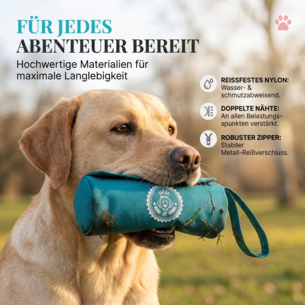 Hund mit Futterbeutel im Maul. Text: Reißfestes Nylon, doppelte Nähte, robuster Zipper. Wasser- und schmutzabweisend.