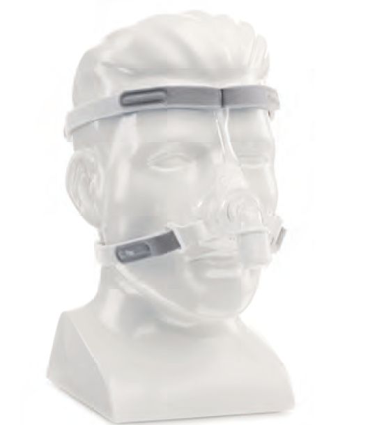Maske mit Kopfband auf einer Büste. Transparente Maske, graues Kopfband. Frontale Ansicht.