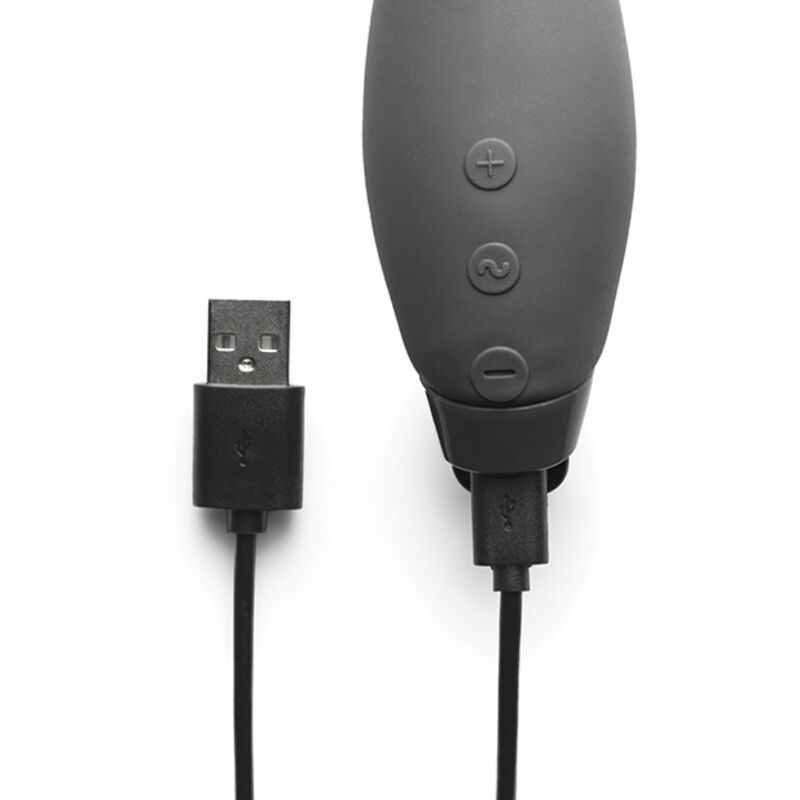 Nahaufnahme eines schwarzen Vibrators mit USB-Ladekabel. Bedienknöpfe und Ladeanschluss sichtbar.