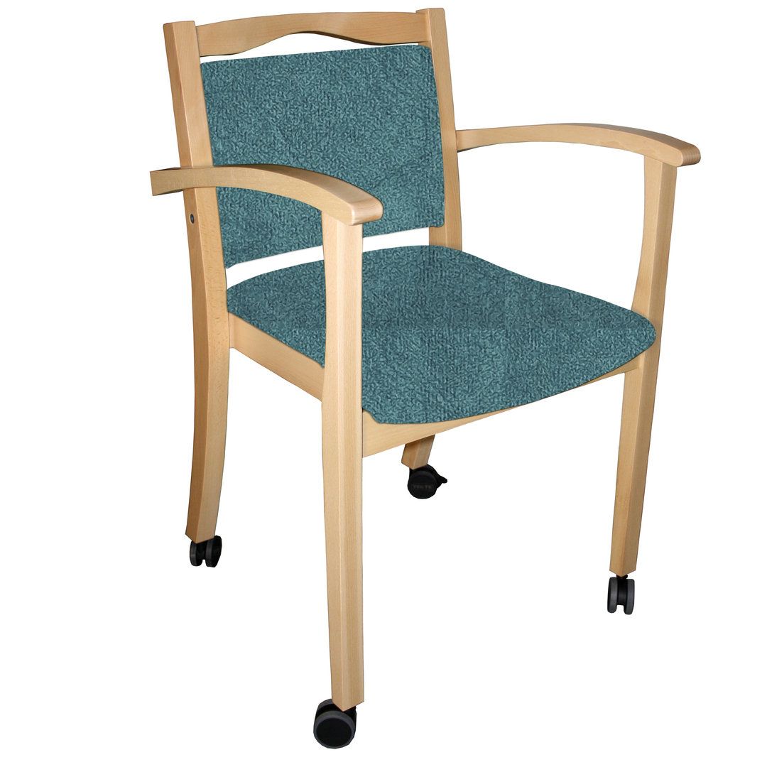 Seniorenstuhl mit Armlehnen und Rollen. Holzrahmen, blaue Sitzfläche und Rückenlehne.