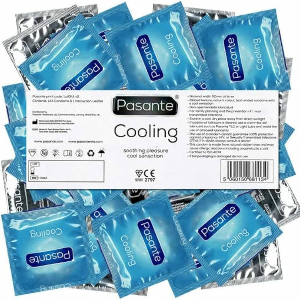 Kondome in blauen Einzelverpackungen. Pasante Cooling, Text auf der Verpackung. CE-Zeichen.