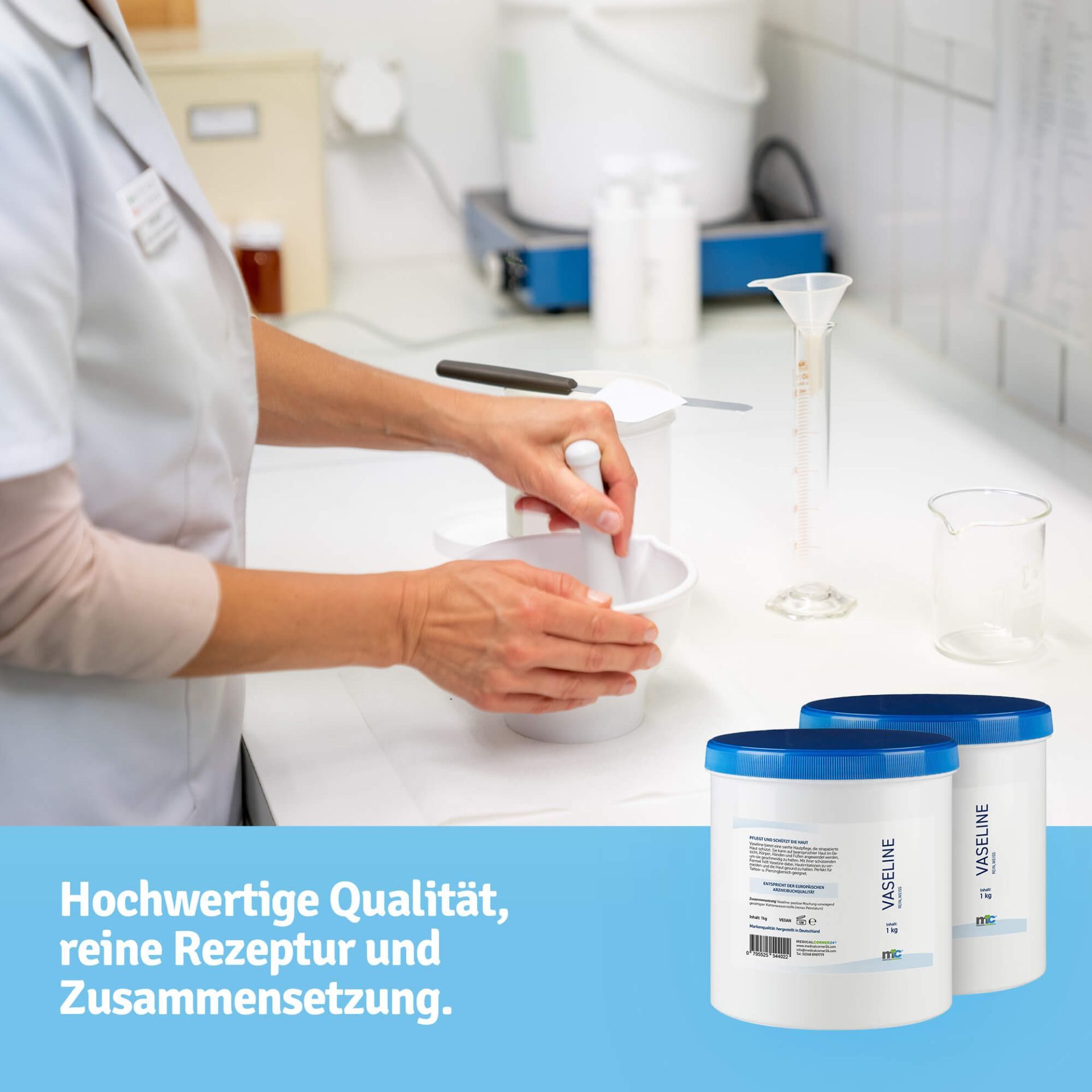 Zwei weiße Eimer mit blauem Deckel. Aufschrift: Vaseline. Person in weißem Kittel. Text: Hochwertige Qualität, reine Rezeptur und Zusammensetzung.