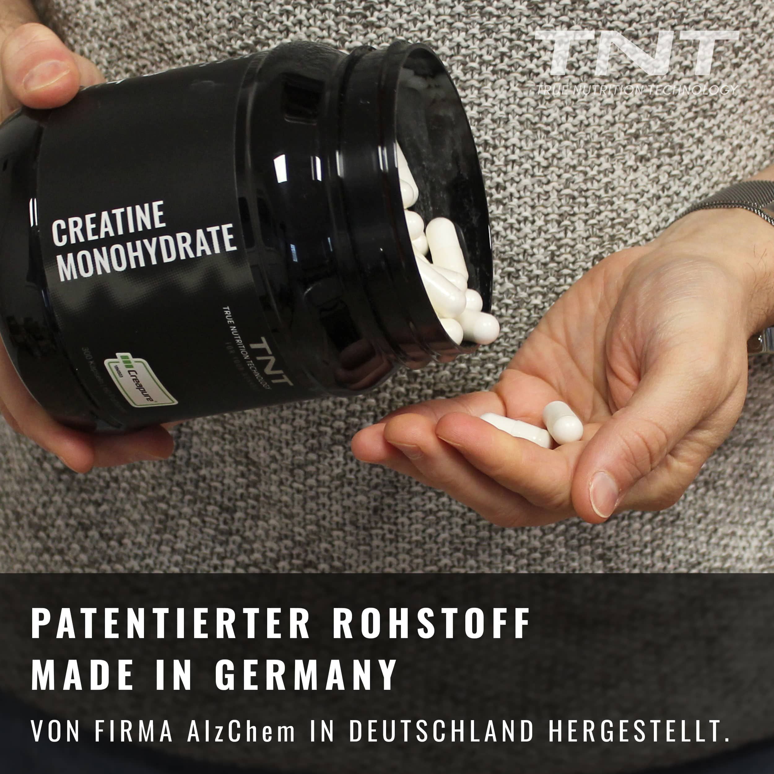 Hände halten eine schwarze Dose und schütten weiße Kapseln heraus. Text: Creatine Monohydrate. Made in Germany.