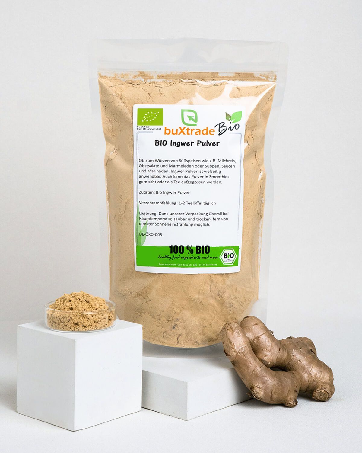 Verpackung mit Ingwerpulver, Schale mit Pulver und Ingwerwurzeln.