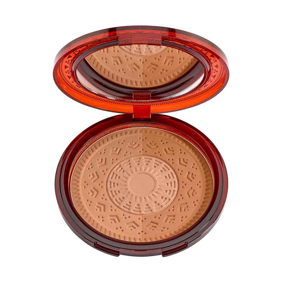 Bronzing Powder in einer runden, geöffneten Dose mit Spiegel. Zwei Farbtöne, hell und dunkelbraun, mit geprägtem Muster. Roter Deckel.