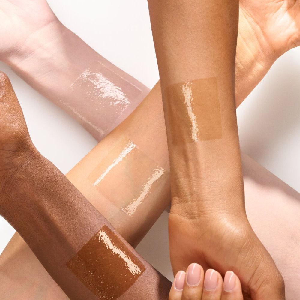 Arme mit Lip Elixir. Verschiedene Hauttöne mit aufgetragenem Lip Elixir.