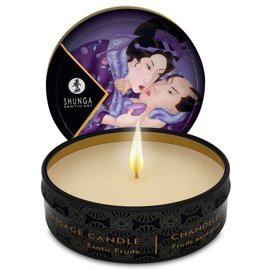 Massagekerze mit Aroma Exotic Fruits. Runde Dose mit Deckel. Geisha-Illustration. Brennende Kerze.