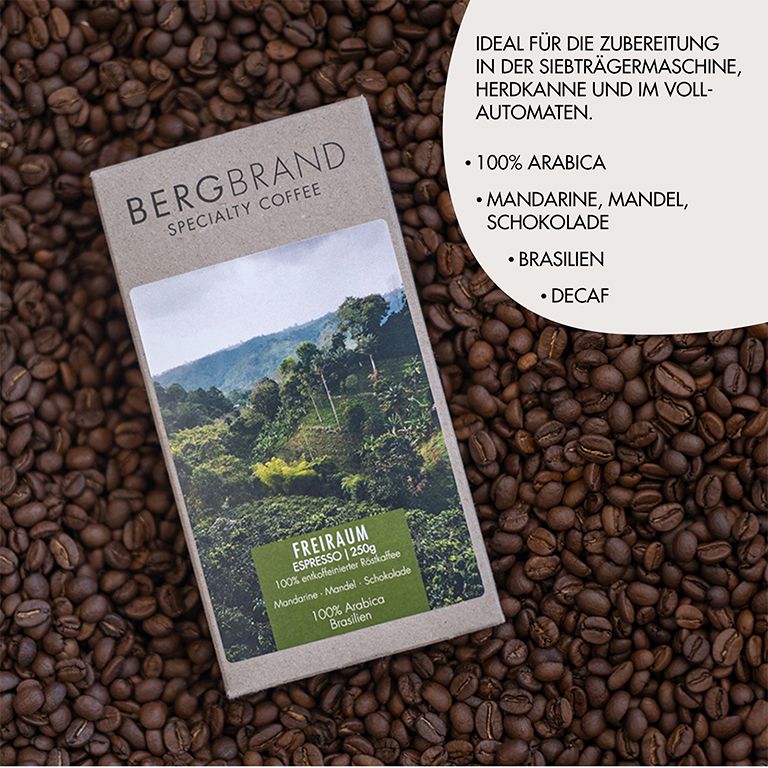 Kaffeepackung mit Text: BERGBRAND, Freiraum Espresso, 100% Arabica, Brasilien, Decaf. Auf Kaffeebohnen. Text: Ideal für...