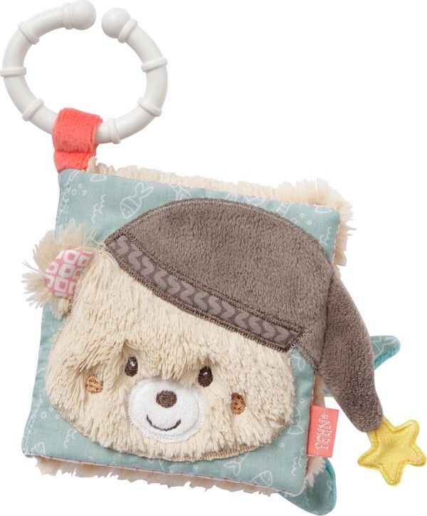 Weiches Bilderbuch mit Bär-Motiv, brauner Mütze und Stern-Anhänger. Mit weißem Ring zum Befestigen. Türkis-farbener Hintergrund.