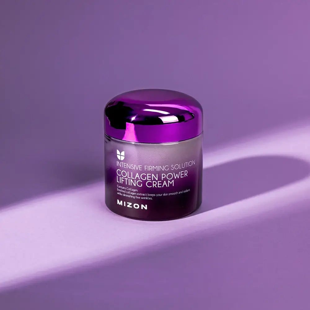 Creme-Glas mit lila Deckel. Aufschrift: Collagen Power Lifting Creme, Mizon. Auf lila Hintergrund.