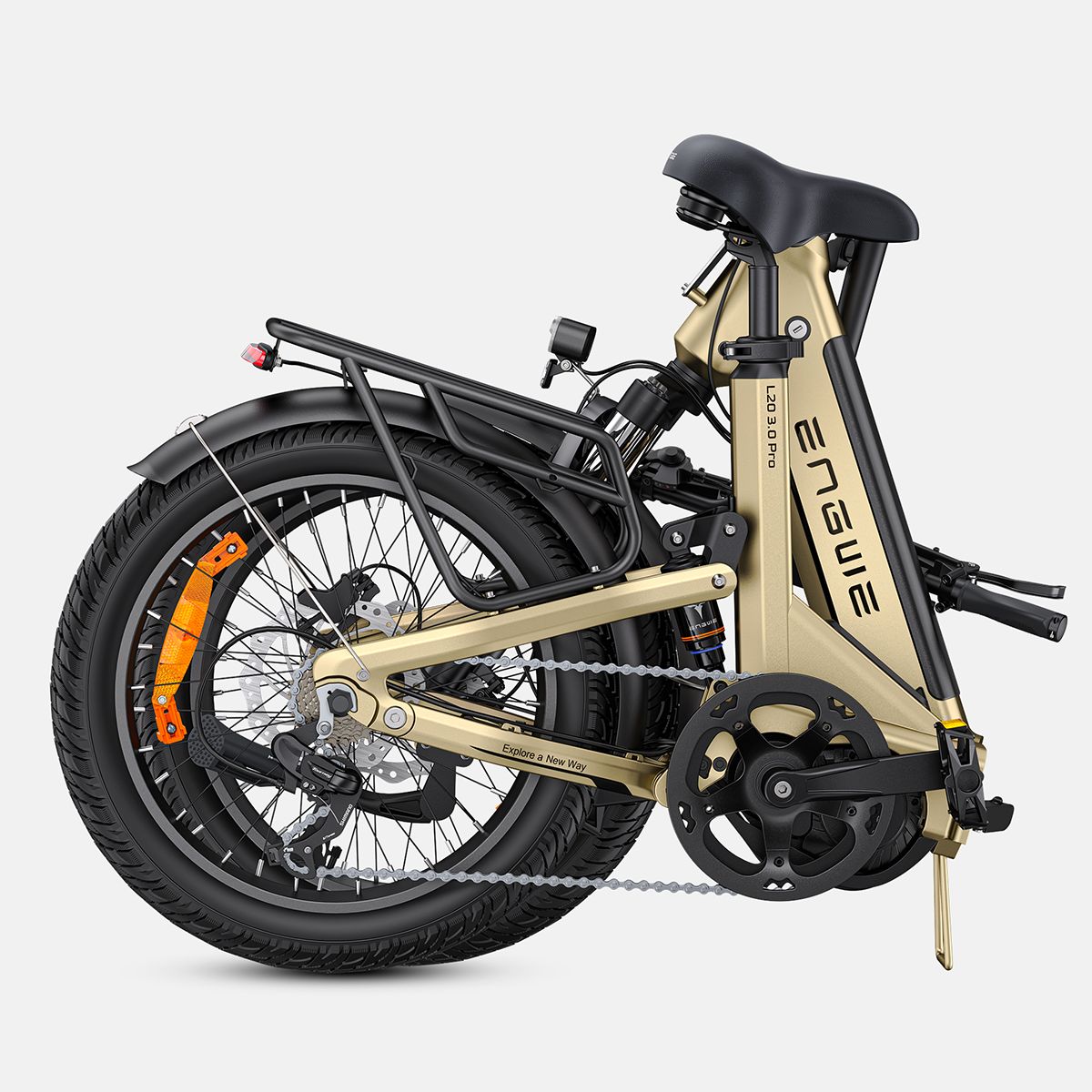 Gefaltetes beige Elektrofahrrad. Schwarze Reifen, Gepäckträger. Marke ENGWE.