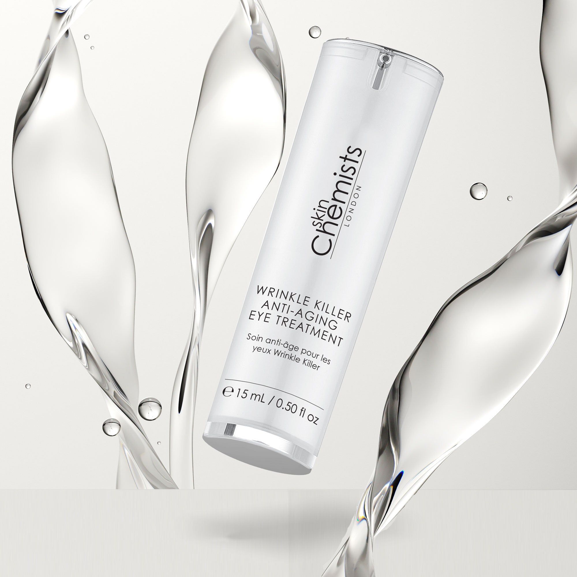 Zylindrische Augenbehandlung in Wasser. Weißer Behälter mit silbernem Deckel. Text: Wrinkle Killer Anti-Aging Eye Treatment, 15 ml / 0.50 fl oz.