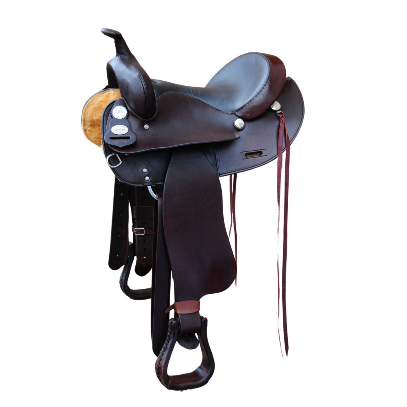 Brauner Westernsattel. Leder, Steigbügel, Ziernähte. Silberfarbene Verzierungen. Riemen mit Quasten.