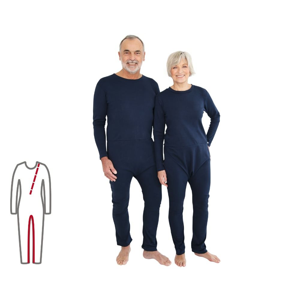 Blauer Pflegeoverall mit langen Ärmeln und Beinen. Zwei Personen tragen ihn. Eine schematische Darstellung zeigt einen Reißverschluss.