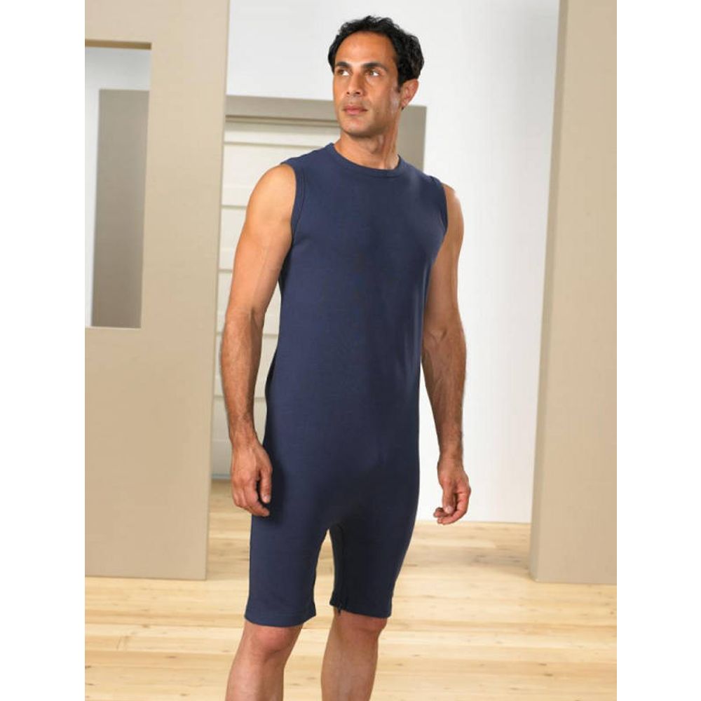 Blauer Overall ohne Arme mit Reißverschluss. Mann trägt das Kleidungsstück. Kurze Beine, Rundhalsausschnitt.