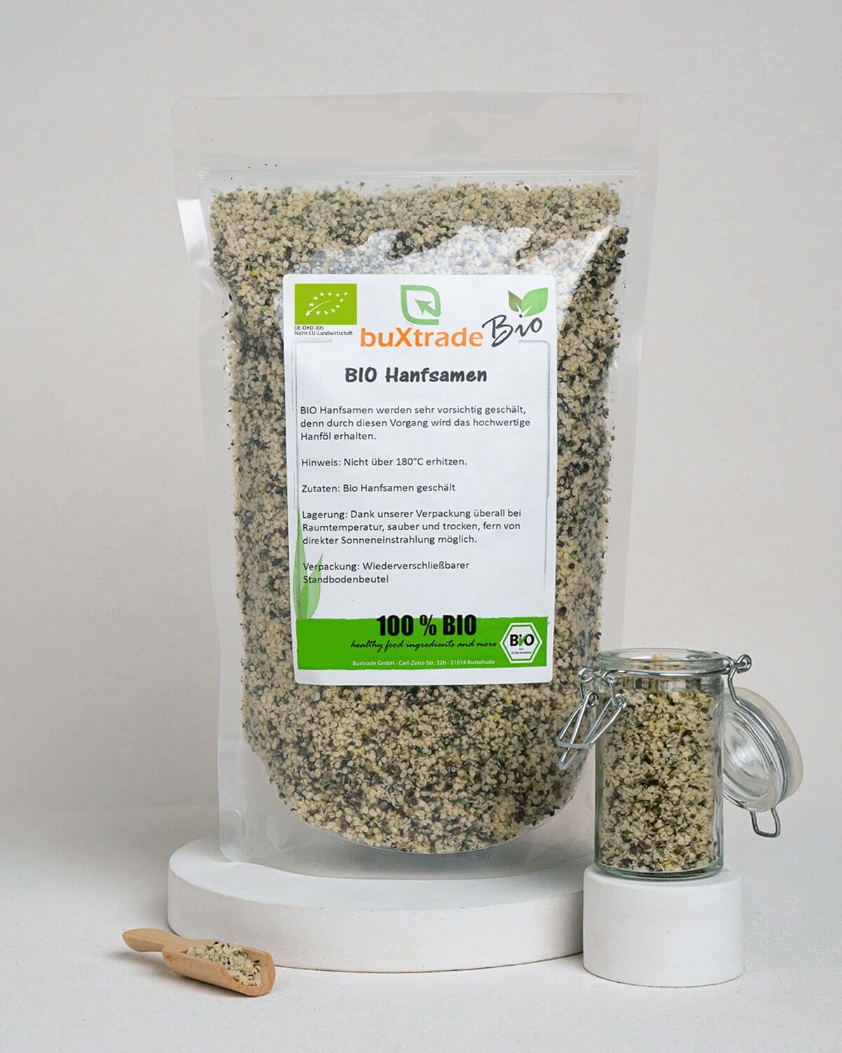 BIO Hanfsamen in transparenter Standbodenbeutel-Verpackung mit Etikett. Enthält Bio-Siegel und Produktinformationen.