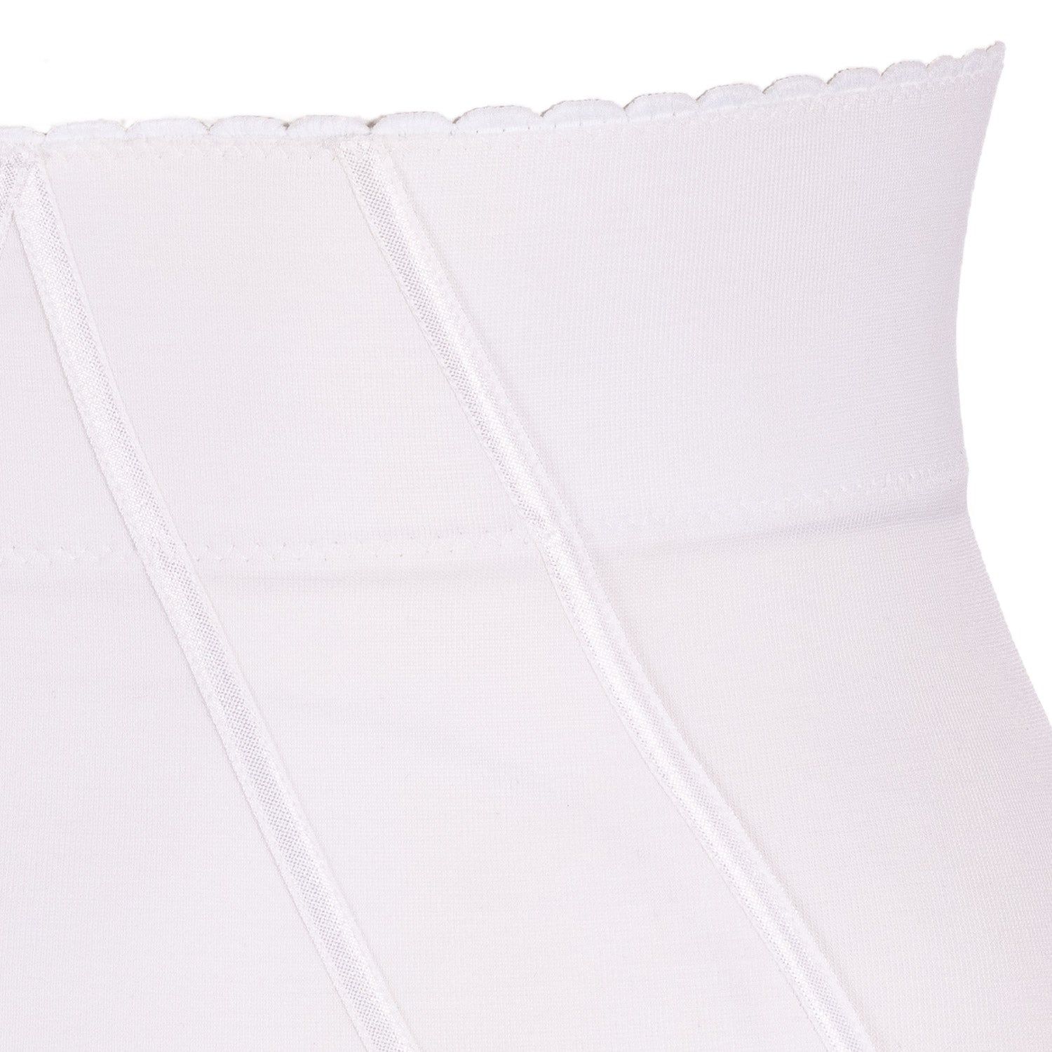 Nahaufnahme des oberen Teils einer weißen Miederhose. Baumwolle. Gezackter Bundabschluss. Vertikale Nähte.