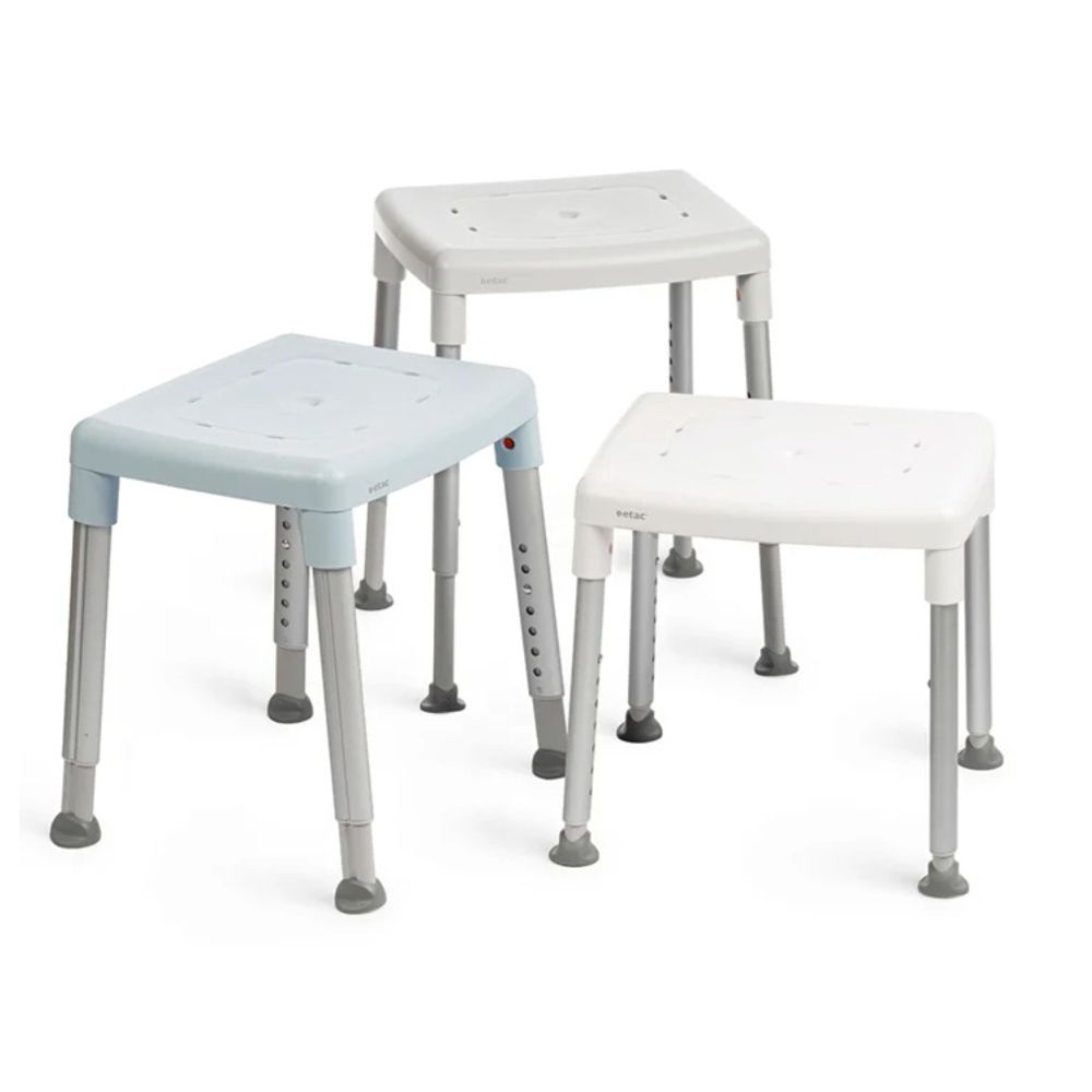 Drei höhenverstellbare Duschhocker mit eckiger Sitzfläche und Aluminiumbeinen.