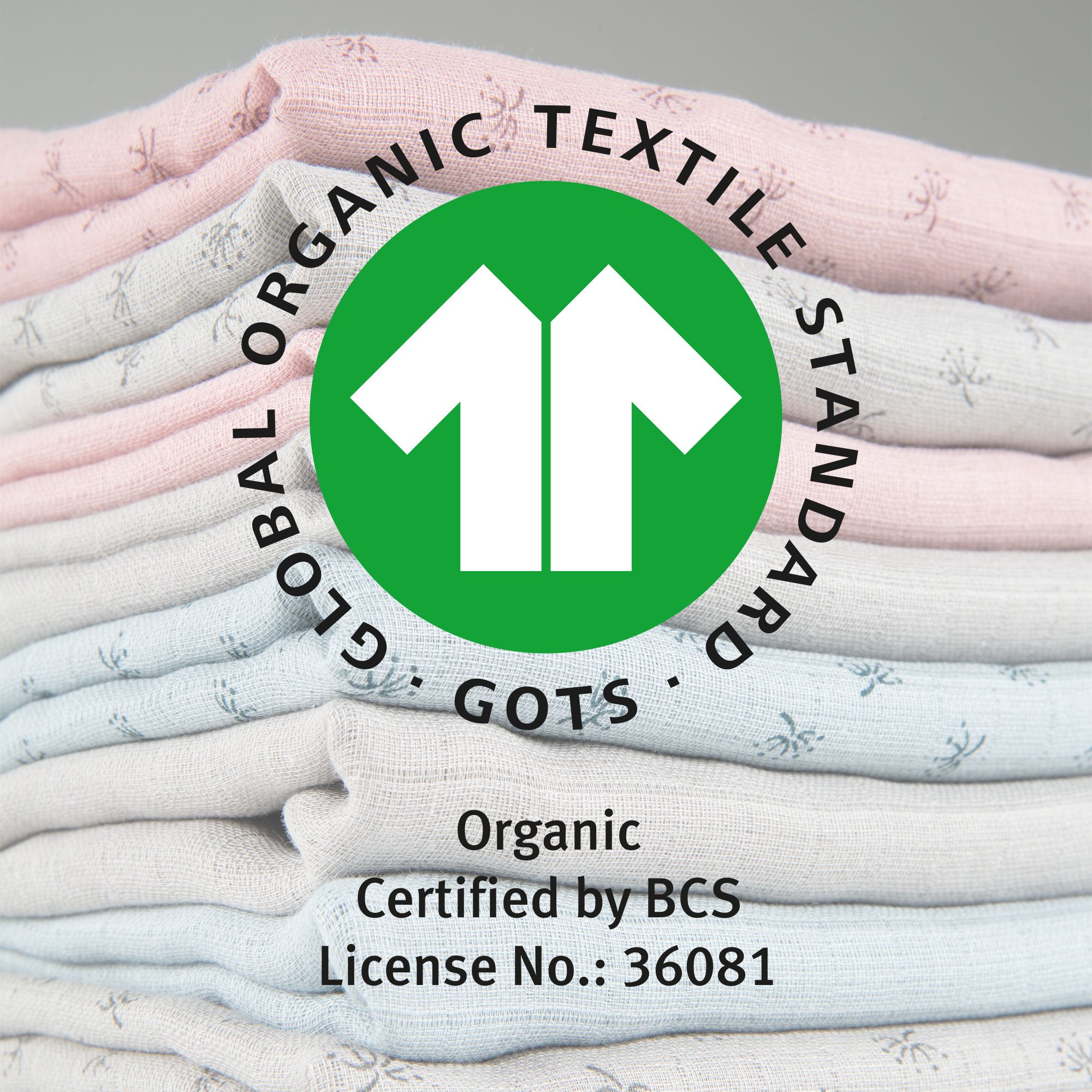 Stapel gefalteter Mullwindeln. GOTS-Zertifizierung. Text: Global Organic Textile Standard, Organic, Certified by BCS.