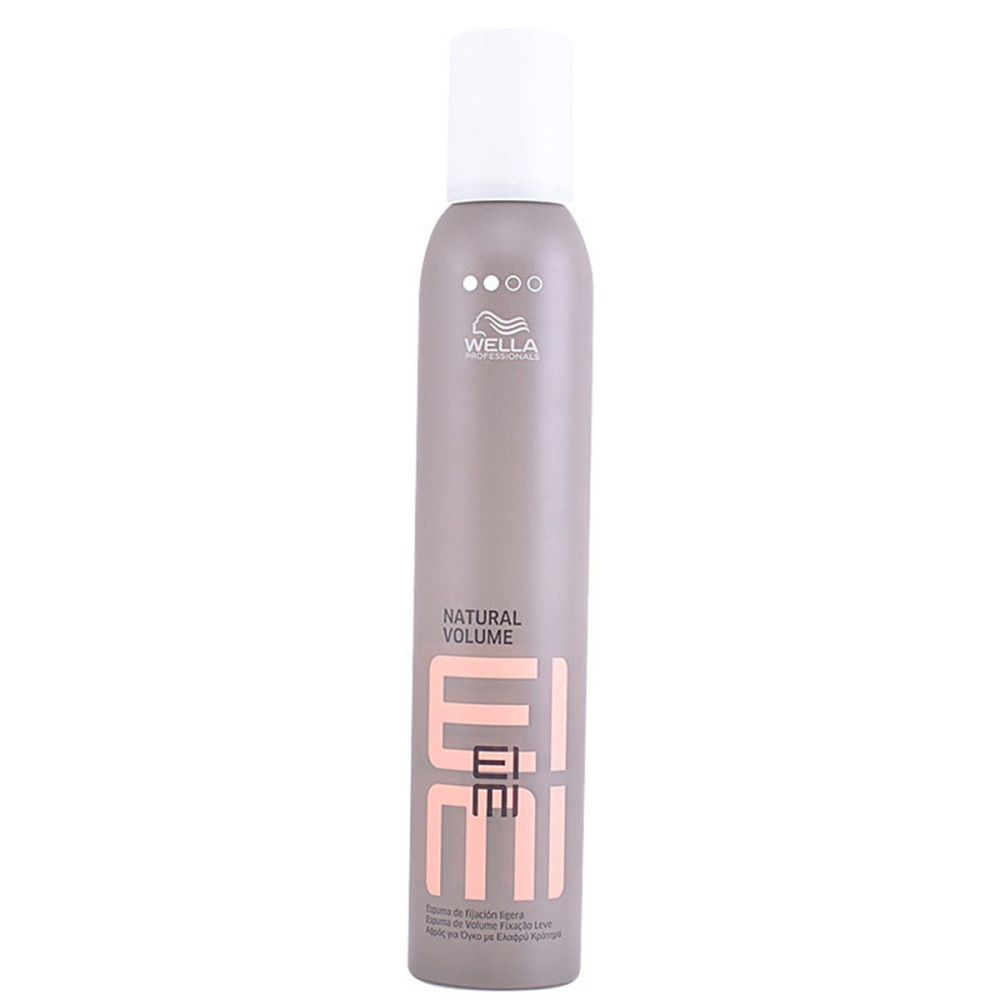 Graue Sprühflasche mit weißem Deckel. Aufschrift: EIMI Natural Volume. Marke: Wella.
