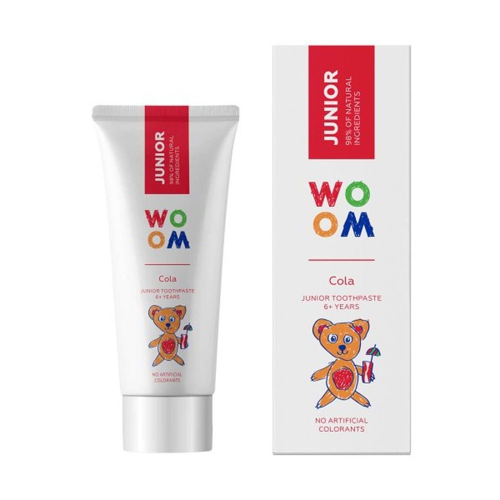 Zahnpasta-Tube und Schachtel. Aufschrift "WOOM Junior Cola". Bär-Illustration. Roter Streifen mit "Junior" und "98% natürliche Inhaltsstoffe".