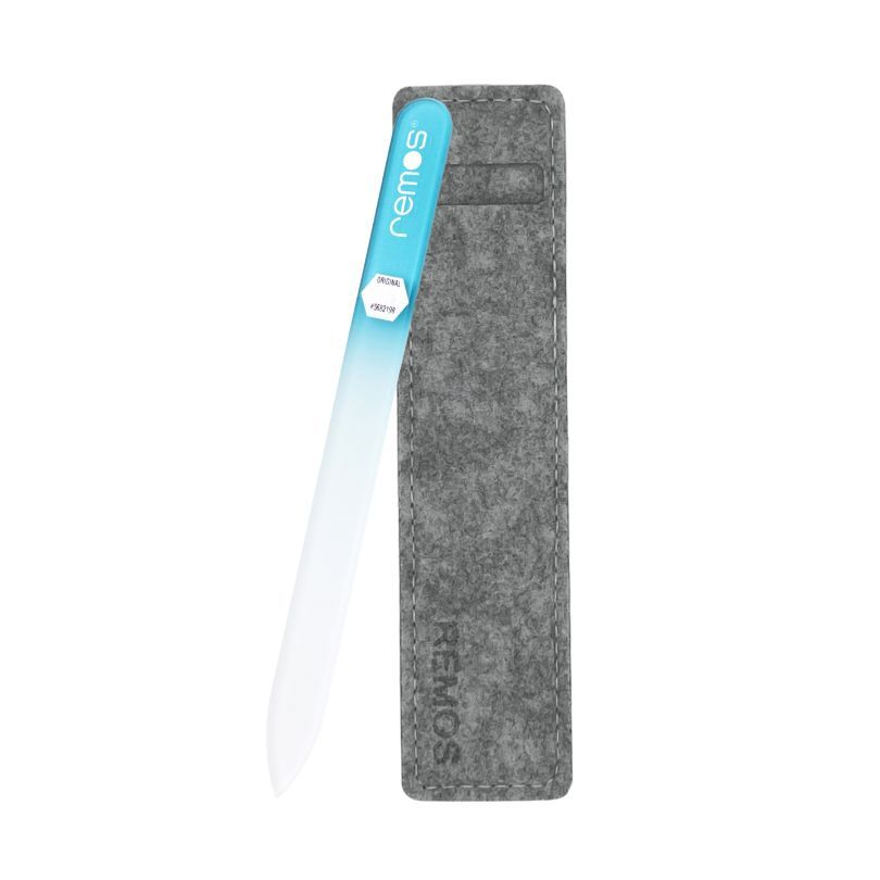 Glasnagelfeile mit blauem Griff und grauem Filzetui. Etui mit Markenschriftzug. Auf weißem Hintergrund.