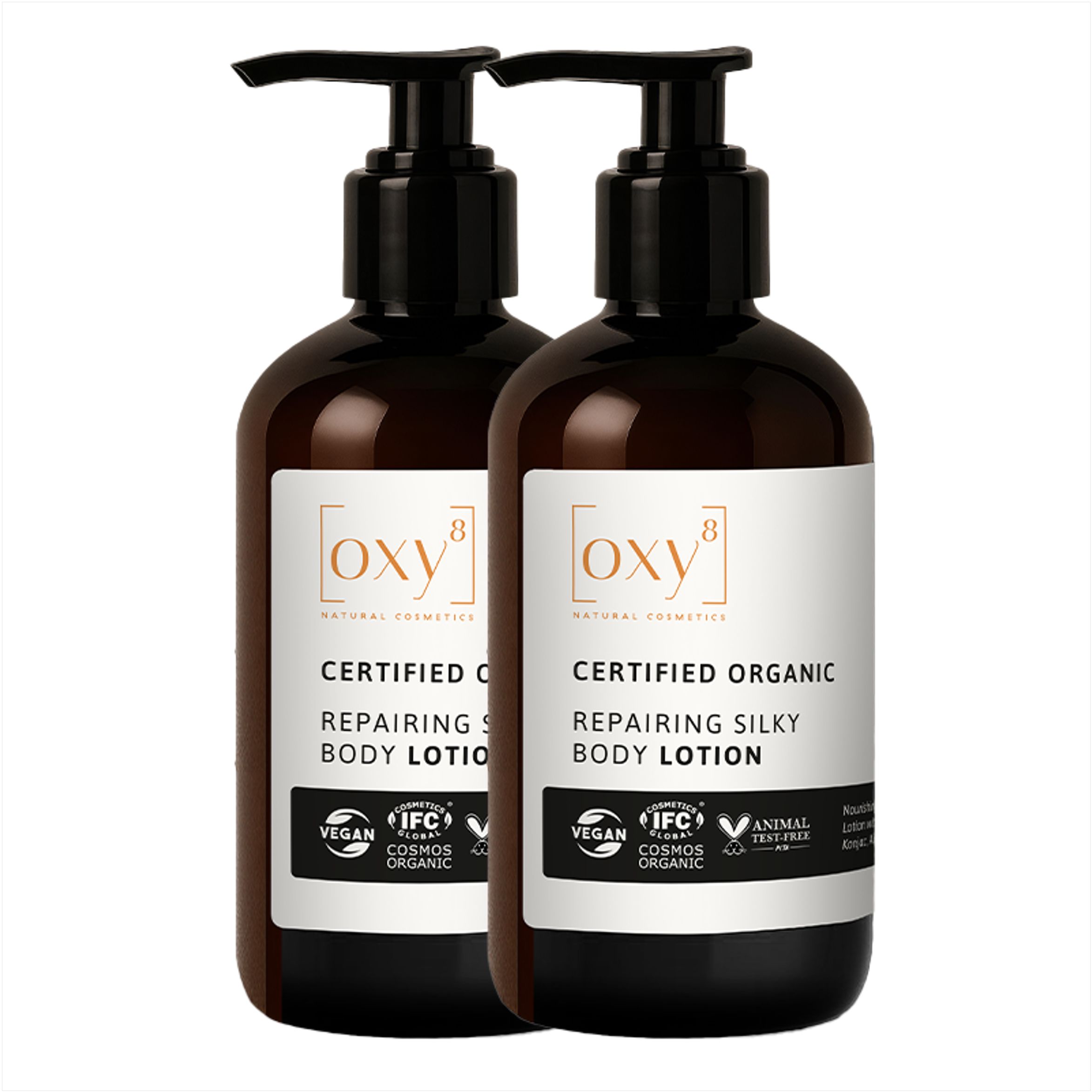 Zwei Flaschen Repairing Silky Body Lotion. Braune Flaschen mit schwarzem Pumpkopf. Aufschrift: Certified Organic, Vegan.