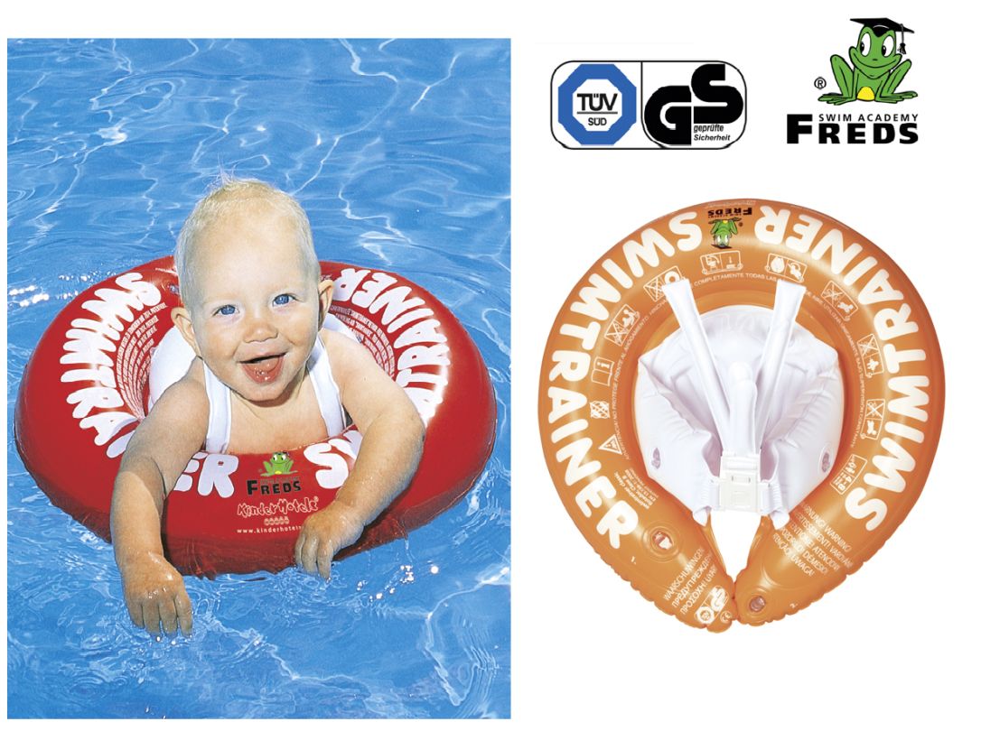 Kind im Wasser mit rotem und orangefarbenem Schwimmtrainer. Aufschrift: SWIMTRAINER. Logo Freds. Zertifizierungen.