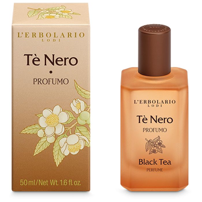 Parfümflasche und Schachtel. Aufschrift: L'Erbolario, Tè Nero, Profumo, Black Tea. Flasche: brauner Deckel, orangefarbenes Glas.