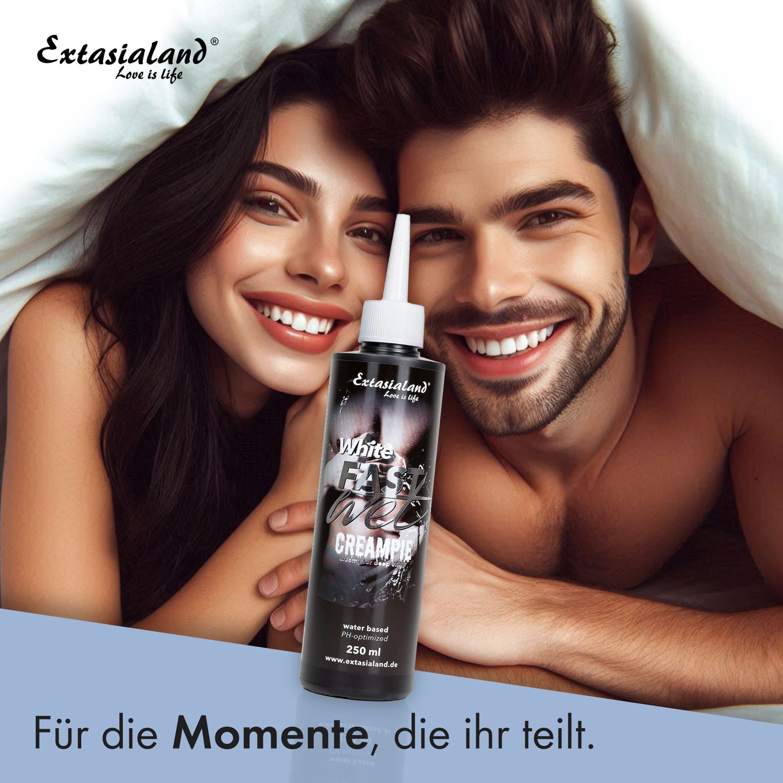 Schwarze Flasche mit weißem Applikator. Aufschrift: White Fast Wet Creampie. 250 ml. Marke: Extasialand. Paar im Hintergrund.